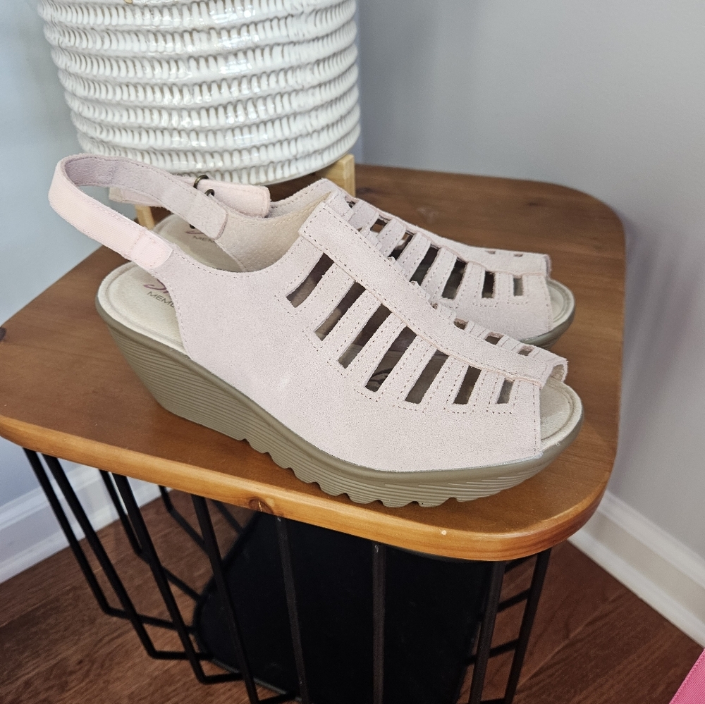New skechers sz 8 pink memory foam sandals